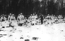 Sur le Front Oriental; En Pologne: eclaireurs russes revetus de frocs de toile blanche..., 1915. Creator: Unknown