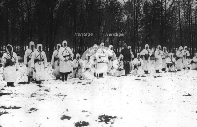 'Sur le Front Oriental; En Pologne: eclaireurs russes revetus de frocs de toile blanche..., 1915. Creator: Unknown.