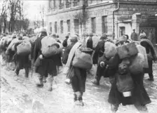 Sur le front oriental; Les soldats de la garnison autrichienne evacuant la ville 1915. Creator: Unknown