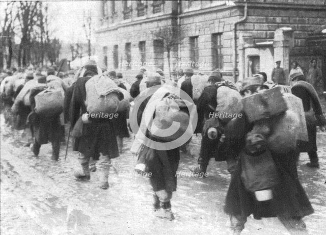 'Sur le front oriental; Les soldats de la garnison autrichienne evacuant la ville', 1915. Creator: Unknown.