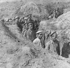 'Sur le front d'orient; Soldats grecs, coiffes du casque, ramenant du Skra di Legen..., 1918. Creator: Unknown