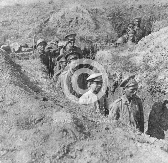 ''Sur le front d'orient; Soldats grecs, coiffes du casque, ramenant du Skra di Legen..., 1918. Creator: Unknown.