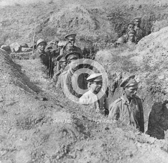 ''Sur le front d'orient; Soldats grecs, coiffes du casque, ramenant du Skra di Legen..., 1918. Creator: Unknown.