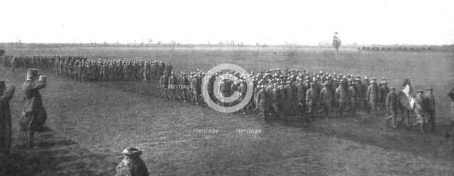 'Sur le front Italien: ceremonie a la memoire des grenadiers; au cours de la ceremonie..., 1916. Creator: Unknown.