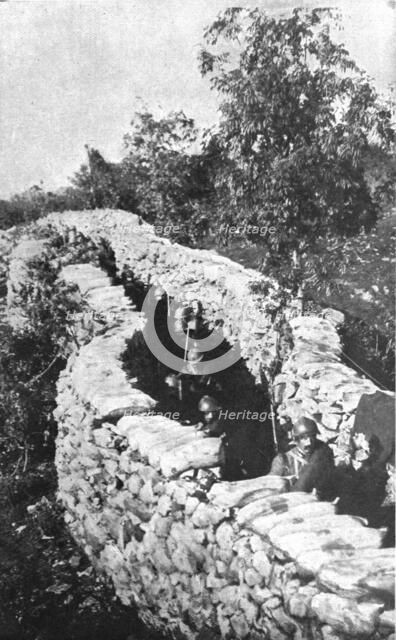 'Sur le front Italien, apres Gorizia ; un boyau pres d'Oppacchiasella, a l'Est du Vallone', 1916. Creator: Unknown.