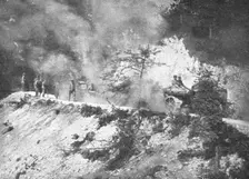 Sur le front Italien; Dans le Haut-Isonzo, un convoi de gros canons remorques...1915 (1924). Creator: Unknown