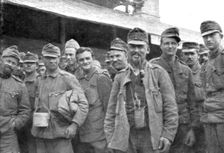 Sur le Front Italien; Deux groupes parmi les 15,000 prisonniers tombés aux mains de nos... 1917. Creator: Unknown