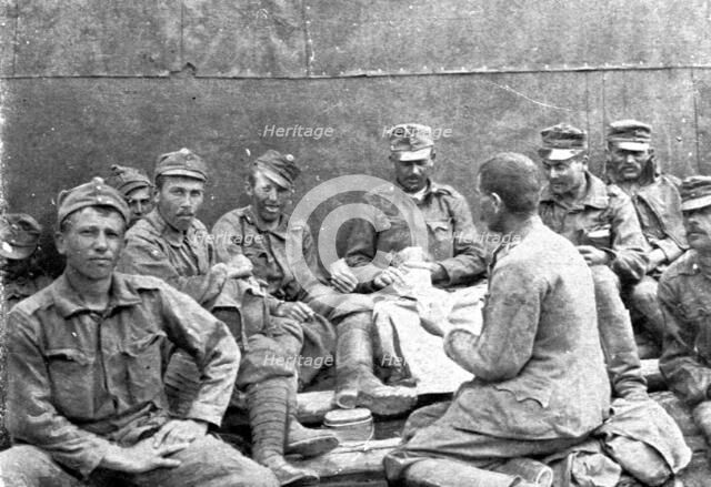 'Sur le Front Italien; Deux groupes parmi les 15,000 prisonniers tombés aux mains de nos..., 1917. Creator: Unknown.