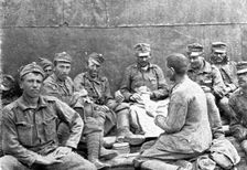 Sur le Front Italien; Deux groupes parmi les 15,000 prisonniers tombés aux mains de nos..., 1917. Creator: Unknown