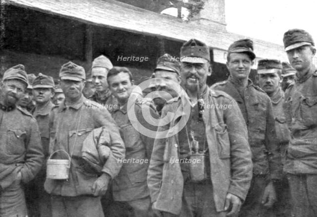 'Sur le Front Italien; Deux groupes parmi les 15,000 prisonniers tombés aux mains de nos... 1917. Creator: Unknown.