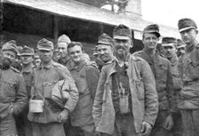 Sur le Front Italien; Deux groupes parmi les 15,000 prisonniers tombés aux mains de nos... 1917. Creator: Unknown