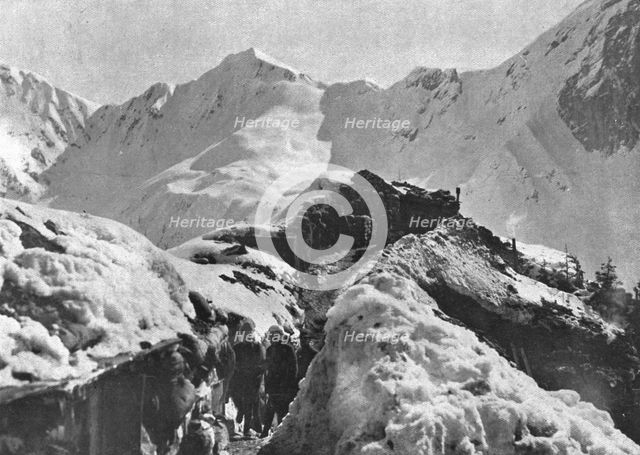 'Sur le front Italien; En haute montagne: une tranchee et un poste avance a..., 1916 (1924) Creator: Unknown.
