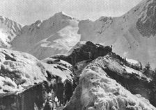Sur le front Italien; En haute montagne: une tranchee et un poste avance a..., 1916 (1924) Creator: Unknown