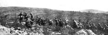 Sur le Front Italien; L'offensive du Carso: infanterie italienne s'elancant a l'assaut..., 1917. Creator: Unknown
