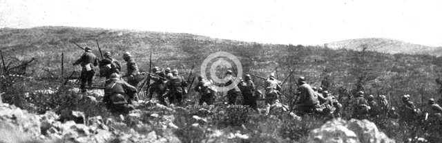 'Sur le Front Italien; L'offensive du Carso: infanterie italienne s'elancant a l'assaut..., 1917. Creator: Unknown.