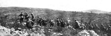 Sur le Front Italien; L'offensive du Carso: infanterie italienne s'elancant a l'assaut..., 1917. Creator: Unknown