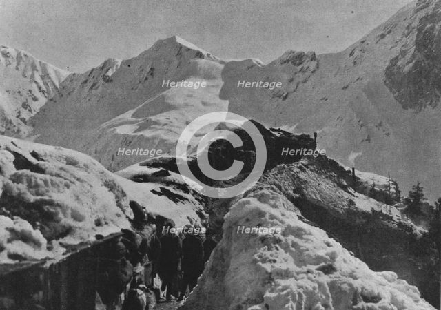 'Sur le front Italien; La guerre en haute montagne : tranchee et poste avance a..., 1916. Creator: Unknown.