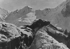 Sur le front Italien; La guerre en haute montagne : tranchee et poste avance a..., 1916. Creator: Unknown