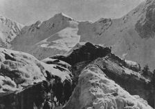 Sur le front Italien; La guerre en haute montagne : tranchee et poste avance a..., 1916. Creator: Unknown