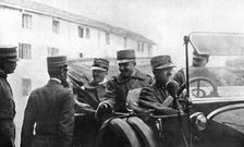 Sur le Front Italien; le Roi Victor-Emmanuel III traversant Cormons 1915. Creator: Unknown