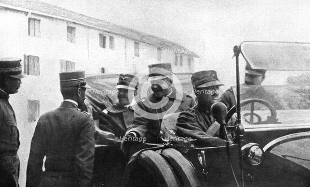 'Sur le Front Italien; le Roi Victor-Emmanuel III traversant Cormons', 1915. Creator: Unknown.