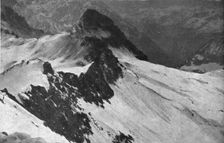 Sur le front Italien; Les pentes des monts Presana et Zigolone, don’t les sommets..., 1918. Creator: Unknown