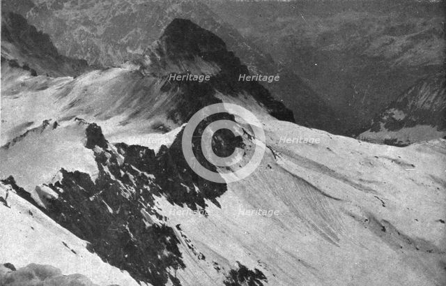 'Sur le front Italien; Les pentes des monts Presana et Zigolone, don’t les sommets..., 1918. Creator: Unknown.