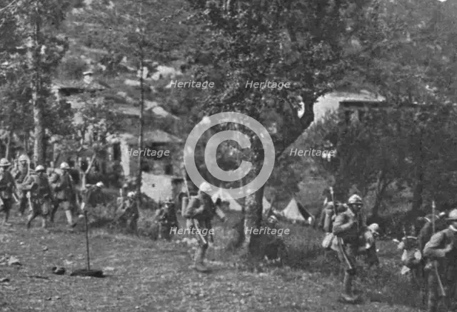 ''Sur le front Italien; Soldats italiens en marche vers les lignes avancees du Val d'Astico', 1916. Creator: Unknown.
