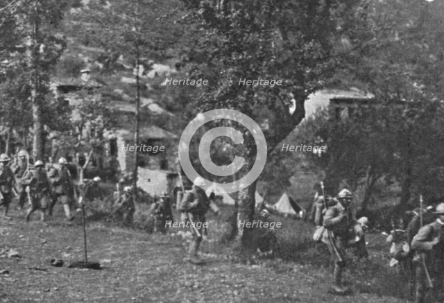 ''Sur le front Italien; Soldats italiens en marche vers les lignes avancees du Val d'Astico', 1916. Creator: Unknown.