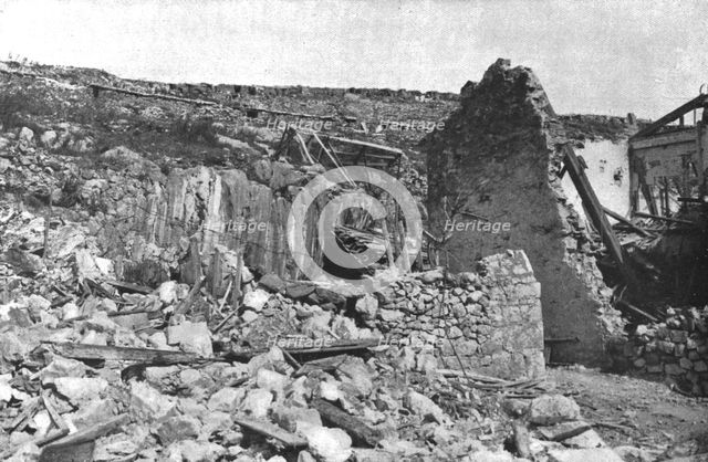 'Sur le front Italien; Sur le Carso, avant l'offensive autrichienne: les ruines du..., 1916 (1924) Creator: Unknown.