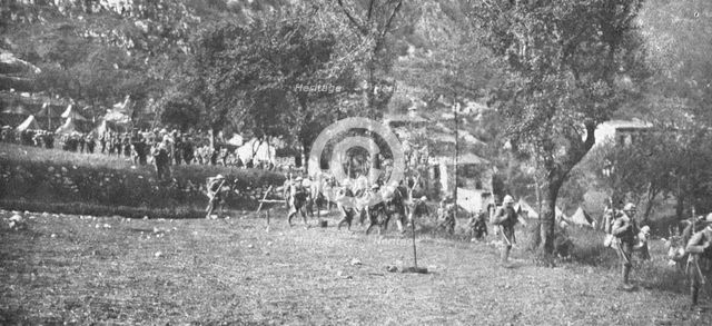 'Sur le front Italien; Renforts italiens diriges sur les lignes avancees du Val..., 1916 (1924) Creator: Unknown.