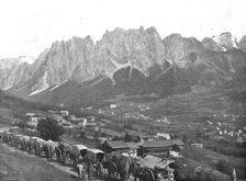 Sur le front Italien; Un convoi de ravitaillement sur le route des Dolomites ; au...1915 (1924). Creator: Unknown