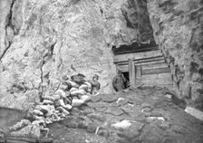 Sur le front Italien; Un observatoire d'artillerie dans le Haut-Cordivole: un colonel...1915 (1924) Creator: Unknown