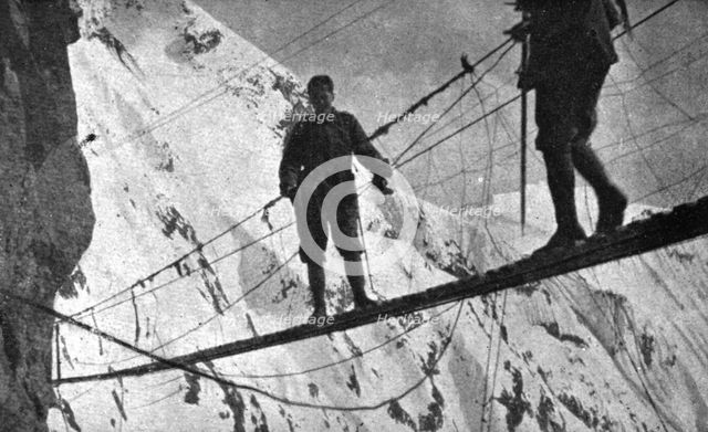 'Sur le front Italien; une passerelle a 3,000 metres d'altitude', 1918. Creator: Unknown.