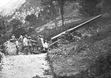 Sur le front Italien; Une piece de moyen calibre en position sur les flancs du Monte...1915 (1924). Creator: Unknown