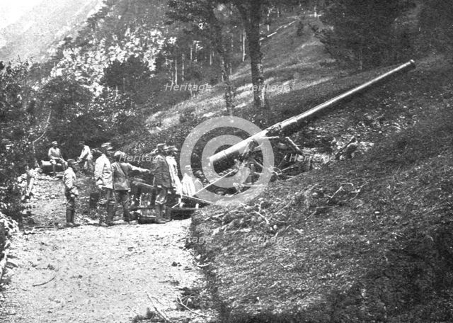 'Sur le front Italien; Une piece de moyen calibre en position sur les flancs du Monte...1915 (1924). Creator: Unknown.