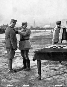 Sur le Front Italien; Visitant le front italien, le 4 fevrier 1917, le general Nivelle decore..., 1 Creator: Unknown