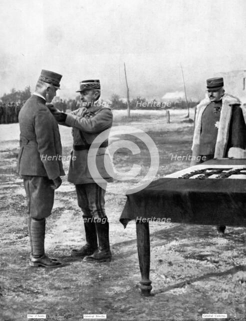 'Sur le Front Italien; Visitant le front italien, le 4 fevrier 1917, le general Nivelle decore..., 1 Creator: Unknown.