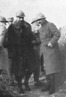 'Sur le Front; Le general Gouraud inspecte ses lignes. 1915. Creator: Unknown