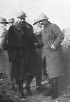 'Sur le Front; Le general Gouraud inspecte ses lignes. 1915. Creator: Unknown