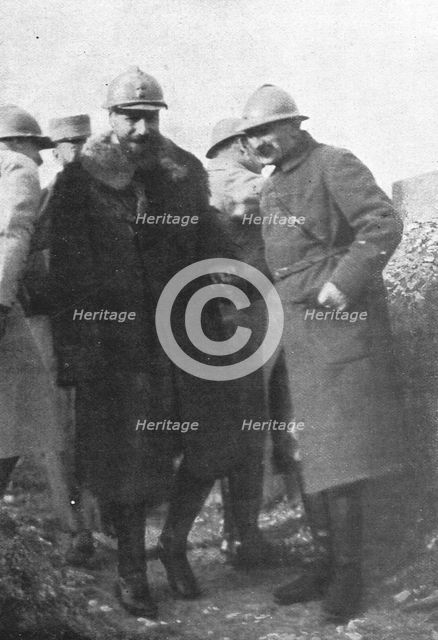 ''Sur le Front; Le general Gouraud inspecte ses lignes.', 1915. Creator: Unknown.