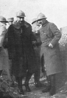 'Sur le Front; Le general Gouraud inspecte ses lignes. 1915. Creator: Unknown