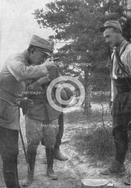 ''Sur le Front; Le general de Langle de Cary goute le "jus".', 1915. Creator: Unknown.