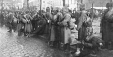 'Sur le front Russe; A Varsovie, des troupes d'elite: soldats d'un regiment siberien 1914. Creator: Unknown
