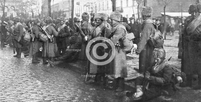''Sur le front Russe; A Varsovie, des troupes d'elite: soldats d'un regiment siberien', 1914. Creator: Unknown.