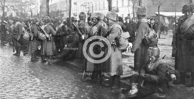 ''Sur le front Russe; A Varsovie, des troupes d'elite: soldats d'un regiment siberien', 1914. Creator: Unknown.