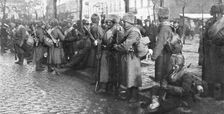 'Sur le front Russe; A Varsovie, des troupes d'elite: soldats d'un regiment siberien 1914. Creator: Unknown
