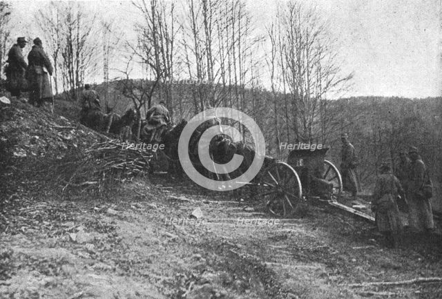 'Sur le front Roumain; batterie d'artillerie roumaine dans un chemin de montagne', 1916. Creator: Unknown.
