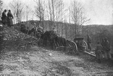 Sur le front Roumain; batterie d'artillerie roumaine dans un chemin de montagne 1916. Creator: Unknown