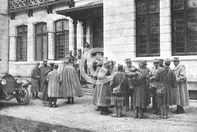 'Sur le front Roumain; devant le quartier general : officiers interrogeant des prisonniers..., 1916. Creator: Unknown.